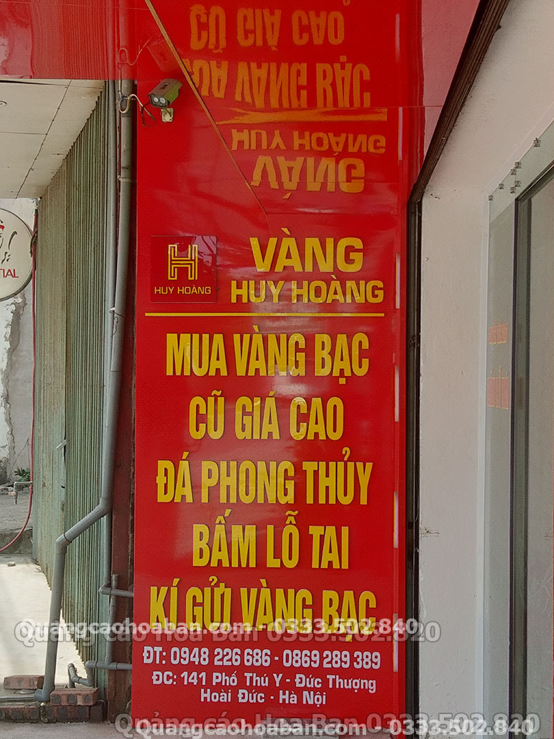 Bảng hiệu nền vàng chữ đỏ